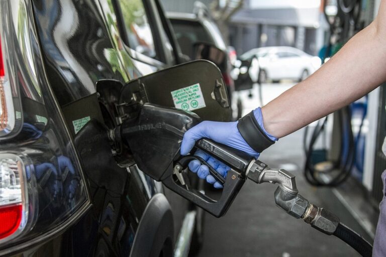 Aumentan los combustibles y sus impuestos