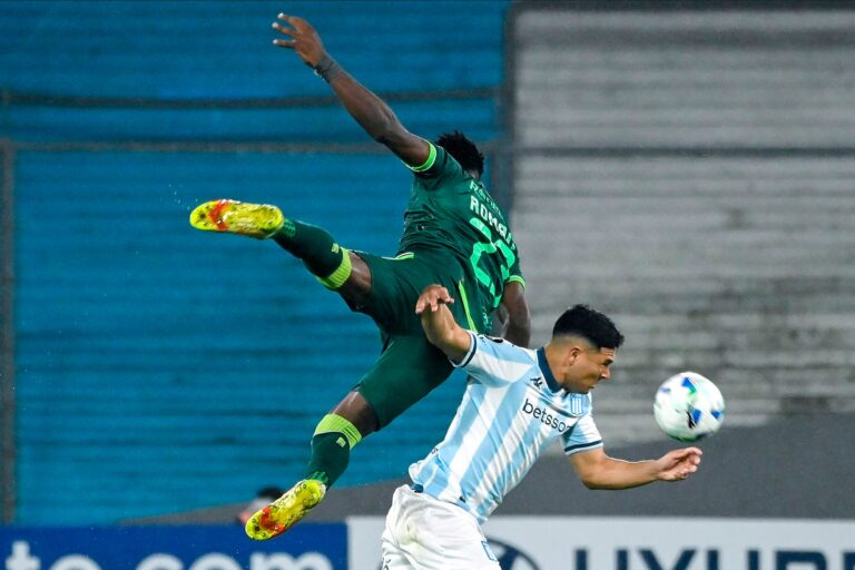 Racing perdió contra Bucaramanga: le faltó la gente pero le sobraron errores y debilidades