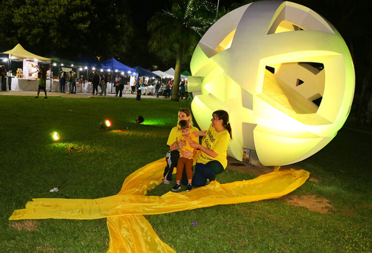 Iluminan escultura en el Domo del Centenario para visibilizar la lucha con Síndrome de Gould