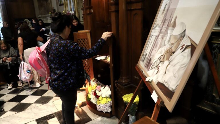 Una multitud de fieles participa de la misa por el papa Francisco en la basílica de Flores