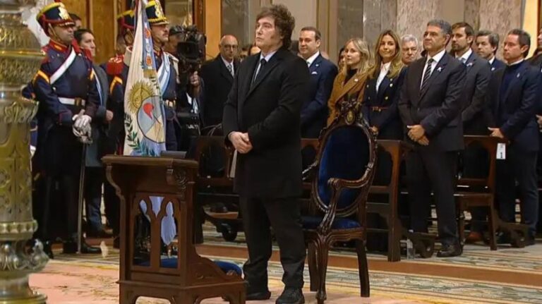 «Argentina, levantate y andá»: un Tedeum con olor a orfandad, frente al Presidente que no da abrazos