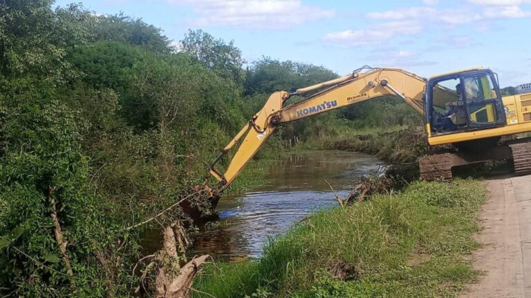 Operativo de la APA destrabó un taponamiento ilegal en un canal sobre zona rural de Machagai
