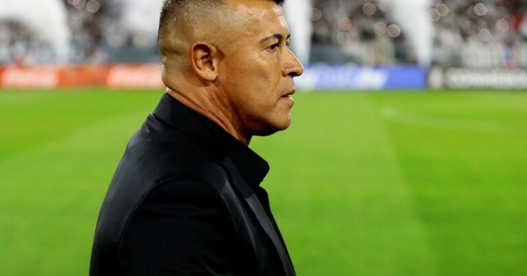 Almirón: el DT despedido que se quedó y ganó su tercer partido al hilo con Colo Colo