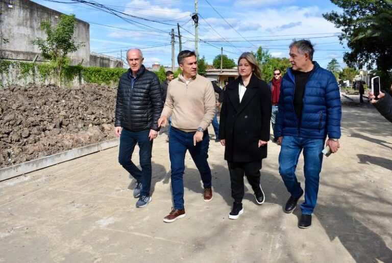 El gobernador Zdero constató el avance de pavimentación de la calle Cocomarola