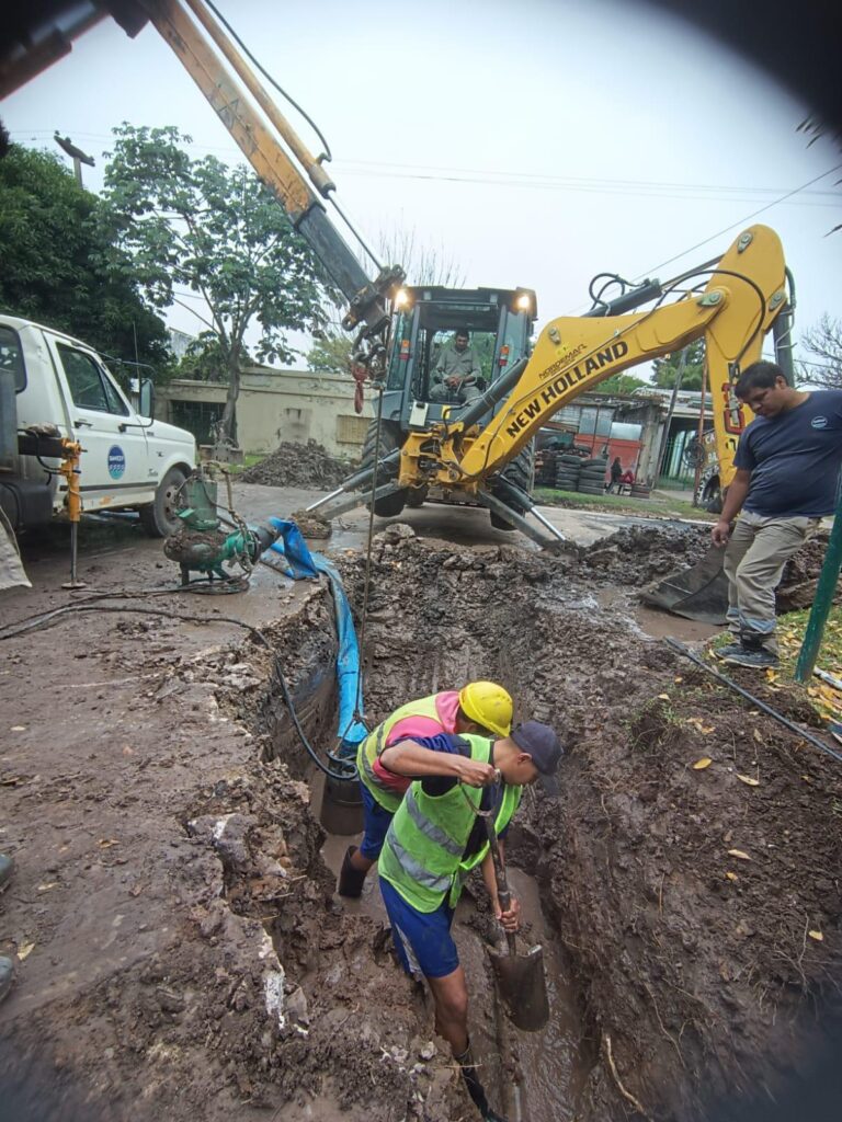 Problemas con el servicio de agua en los barrios de Resistencia: caño roto