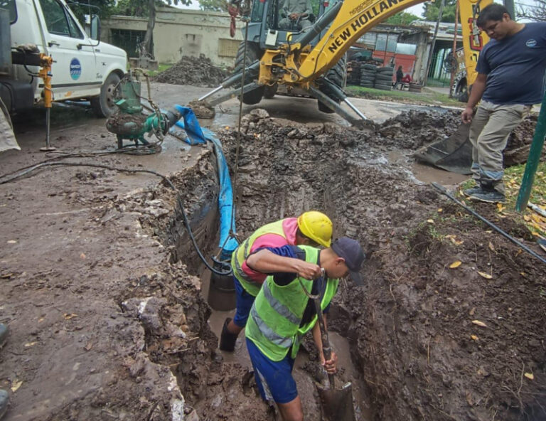 Repararon la rotura de cañería que afectó el servicio de agua potable en La Liguria