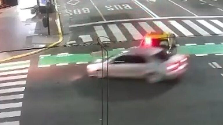 Así fue el choque en Recoleta en el que un borracho embistió con su auto a un taxi