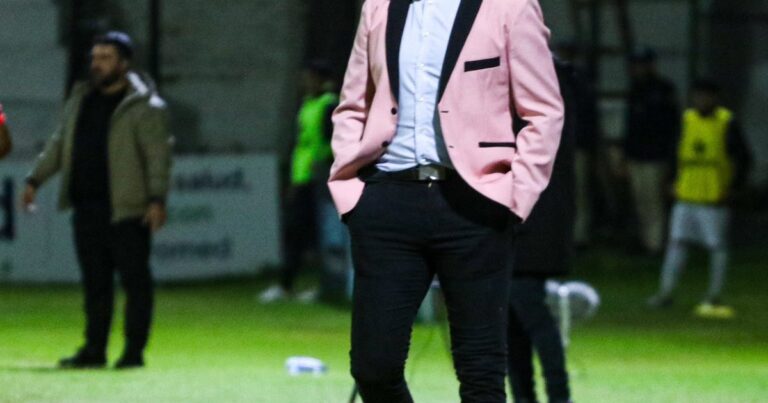 Segundo Castillo ya hace escuela: el particular look de Francisco Argüello, el DT de Guaireña