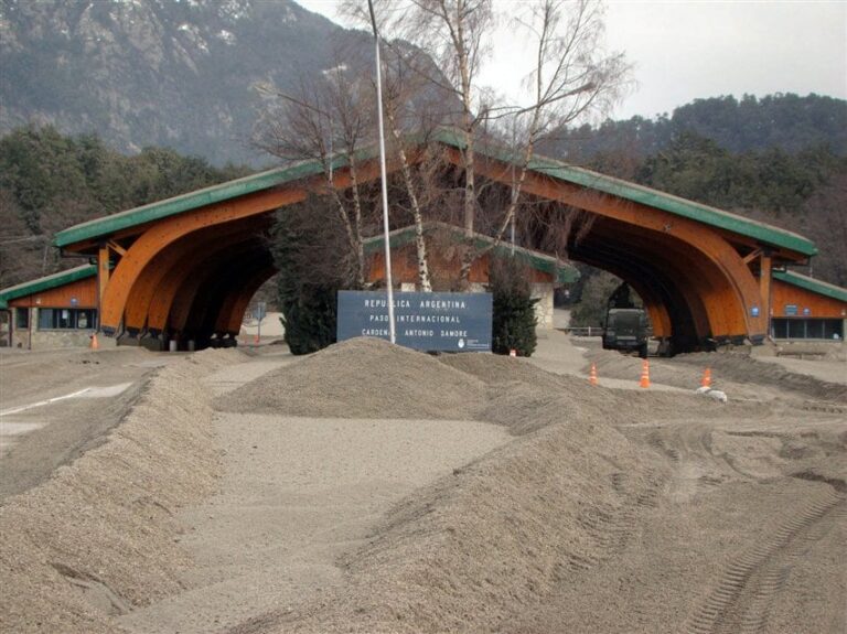 Una mujer dio a luz en un colectivo mientras cruzaba el paso internacional Cardenal Samoré