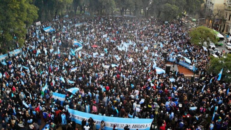 En el Día de la Independencia, el kirchnerismo se moviliza a Parque Lezama en apoyo de Cristina