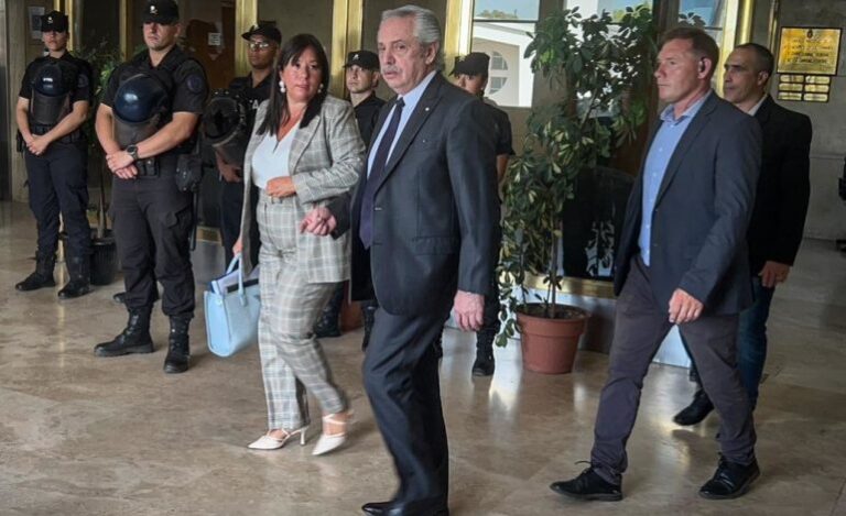 Procesaron al ex presidente Alberto Fernández en la causa Seguros