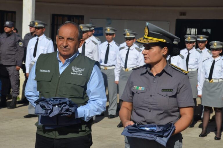 Entrega de uniformes a los alumnos que integran el VI Curso de Formación para Penitenciarios