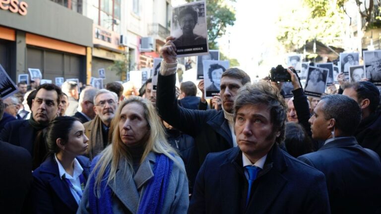 Javier Milei participó del acto por el aniversario del atentado a la AMIA: «No vamos a parar»