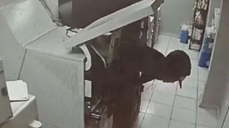 Video: un ladrón se metió adentro de un cajero para robar, pero no pudo llevarse nada y fue detenido