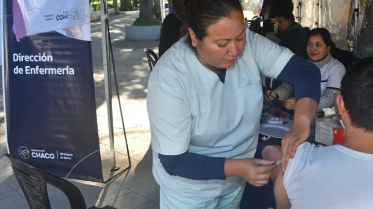Salud aplicó vacunas de calendario, Qdenga y antigripal en la Plaza 25 de Mayo
