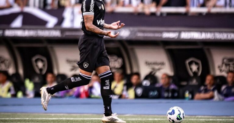 La picante respuesta de Alexander Barboza a un hincha de Botafogo: «La próxima le dejo hacer gol»