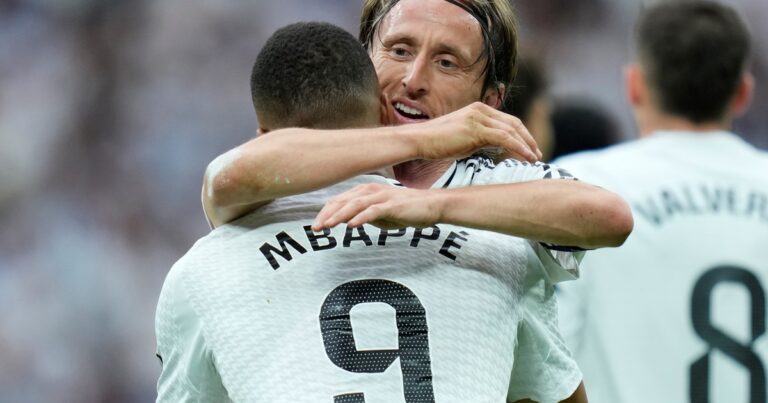 Interna en el vestuario del Madrid por la camiseta 9 que dejó vacante Mbappé