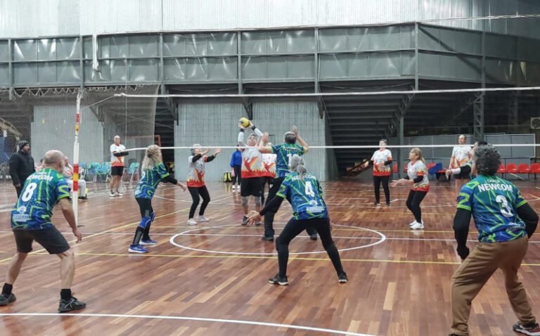 Adultos mayores participan en la disciplina newcom, del programa Chaco Juega