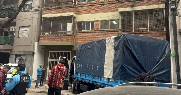 Recoleta: un camión chocó a tres autos, un árbol, lesionó a una mujer y se incrustó en un edificio