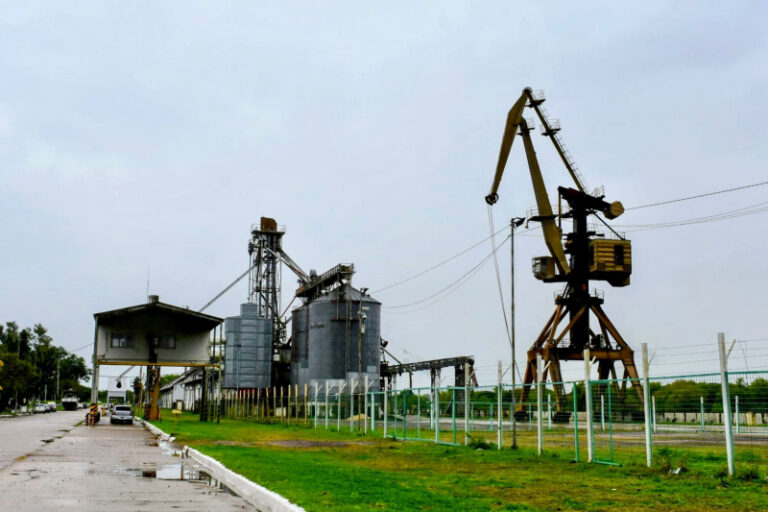 El Puerto de Barranqueras hace historia: llegó el primer container de importación