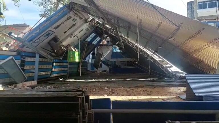 VIDEO| Casi una tragedia: se derrumbó el techo del estadio de Regatas Corrientes