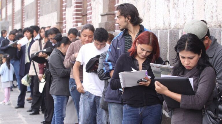 Tras destruir 200 mil puestos de trabajo, el Gobierno celebró la creación de apenas 15 mil empleos