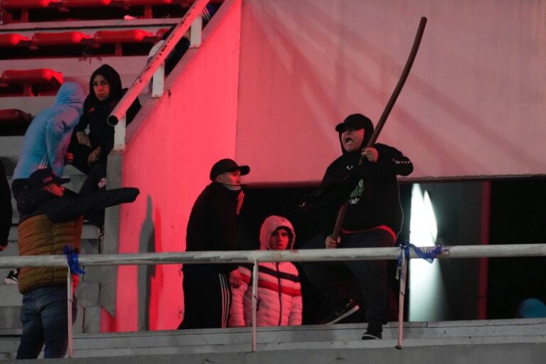 Patricia tuvo que darle explicaciones a Boric por el desastre de la cancha de Independiente