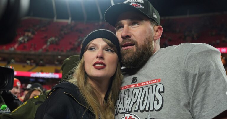 Taylor Swift y Travis Kelce hicieron su primera aparición pública comprometidos: arranca la era nupcial?