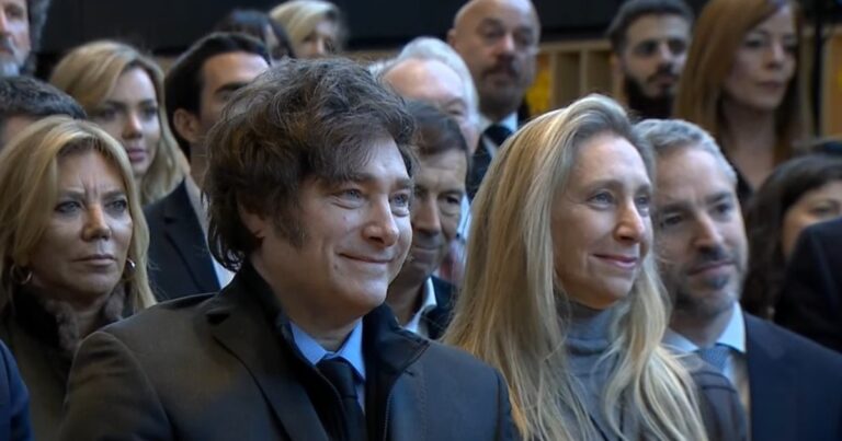 Javier Milei dijo que hay «espías que se disfrazan de periodistas» y el Gobierno ampliará la denuncia por el escándalo de los audios de Karina Milei