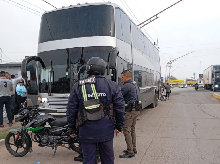 Tránsito interceptó un micro de larga distancia y lo trasladó al corralón municipal por faltas graves
