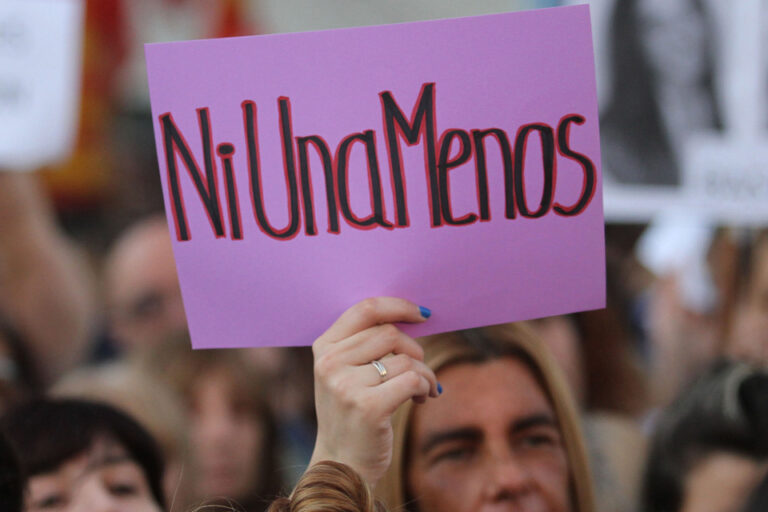 Ni Una Menos Mendoza denunció hostigamiento policial y apuntó contra el gobernador Alfredo Cornejo