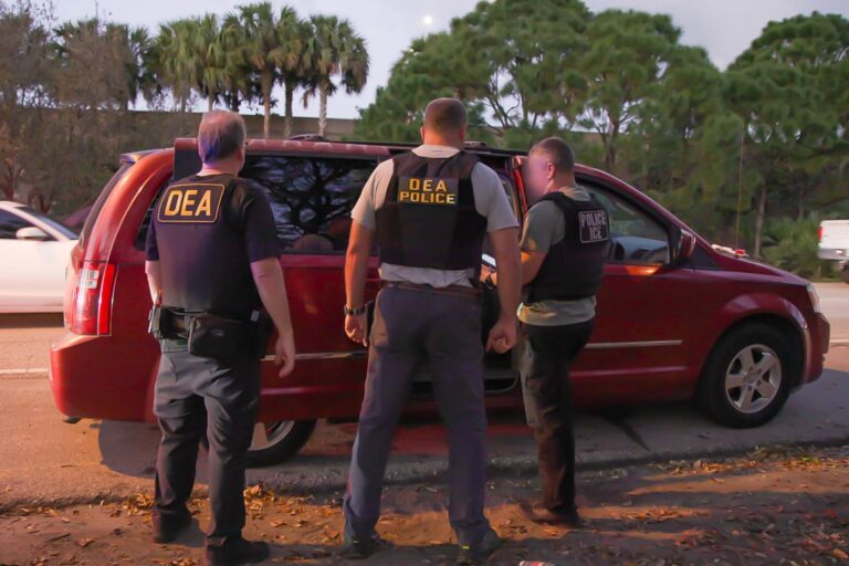 También con green card: el proyecto de ley que abre la vía a la deportación de migrantes con DUI