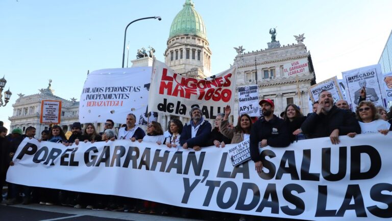 Jornada de protestas tras los vetos de Javier Milei: trabajadores del Garrahan y docentes marchan a Plaza de Mayo