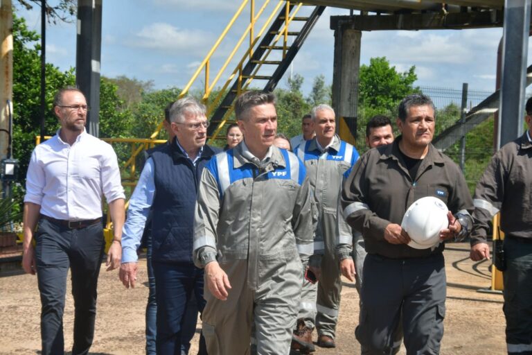 YPF reanuda el abastecimiento regional con la llegada de barcazas de combustible