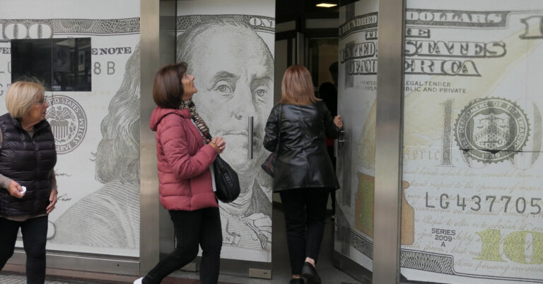 El Gobierno va por los dólares de quienes trabajan para el exterior: cuántos son los millones que intentará cazar