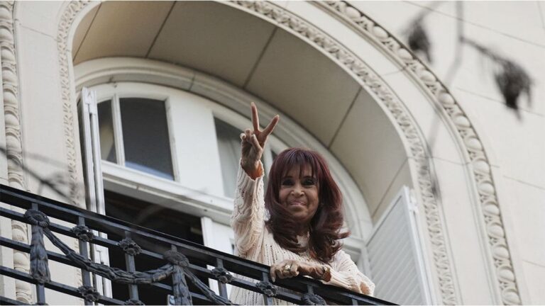 El peronismo marcha a la casa de Cristina Kirchner a 100 días de su detención