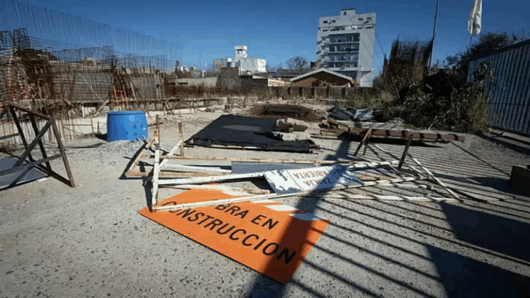 La economía sufrió en julio su tercera caída mensual consecutiva, aunque moderó su retroceso