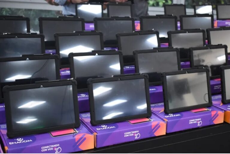 Zdero entregó las primeras tablets del programa Escuelas alfa en red