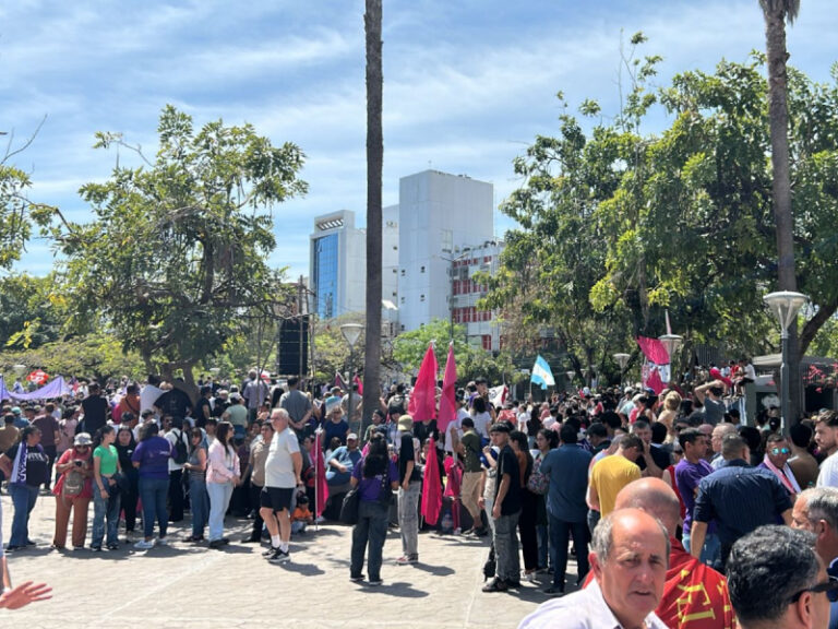 Expectativa en la Plaza Belgrano por la llegada del presidente Milei a Resistencia
