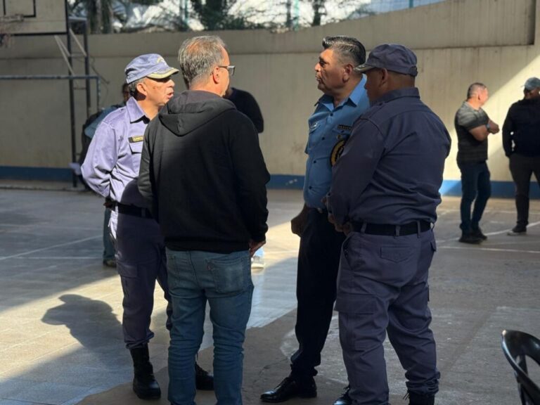 Villa Río Bermejito: la policía custodia el operativo que desarrolla Anses