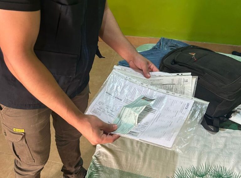 En un allanamiento, detuvieron a un hombre acusado de millonarias estafas con cheques falsos