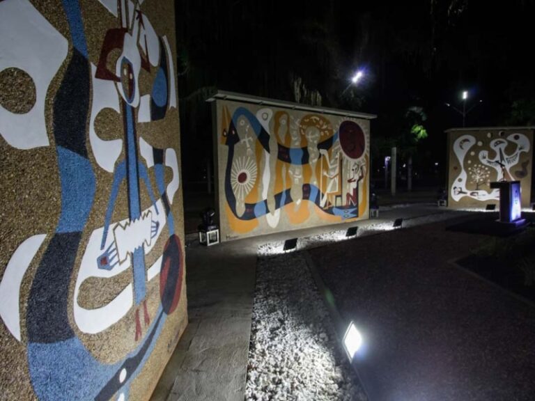 Cumplen 64 años los murales de Monsegur en la Plaza 25 de Mayo