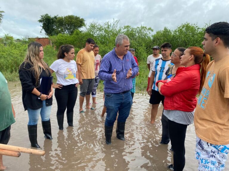 Desarrollo Humano asiste a familias de Barranqueras afectadas por las precipitaciones
