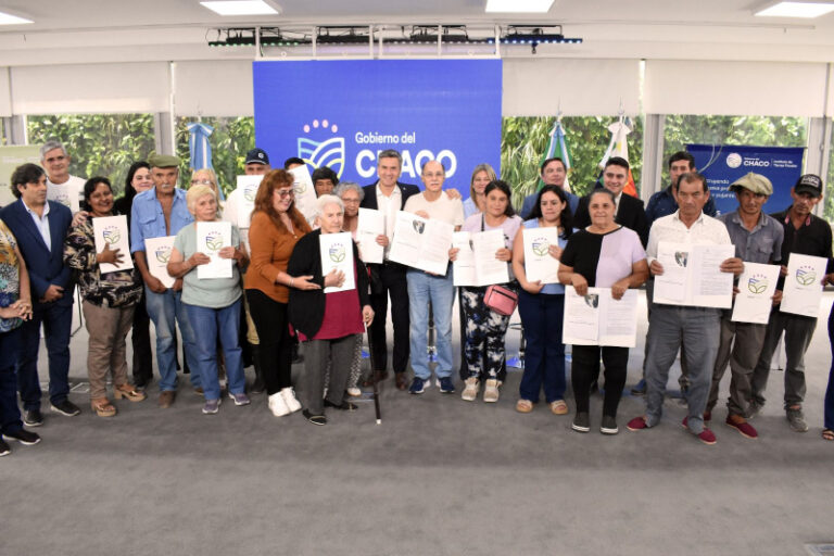 Entregaron títulos de propiedad: Las tierras vuelven a manos de los que realmente trabajan, afirmó Zdero