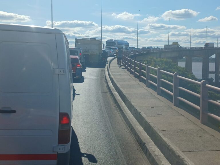 Serias demoras en el puente Chaco-Corrientes por un camión con desperfectos mecánicos