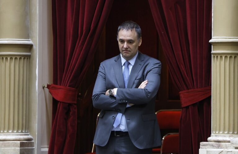 Caos en la comunicación oficial ante el cierre de Fate, pasaron de acusar a los delegados troskos a denunciar una conspiración golpista de Madanes Quintanilla