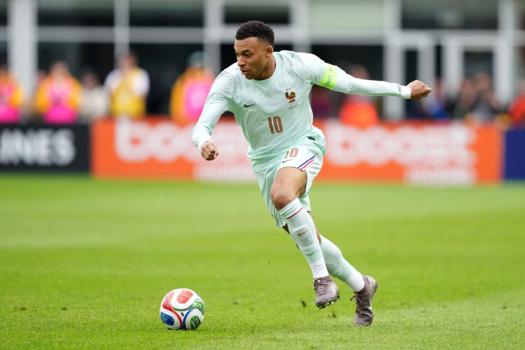 Jugadores de las selecciones de Colombia y Francia durante un partido anterior.
