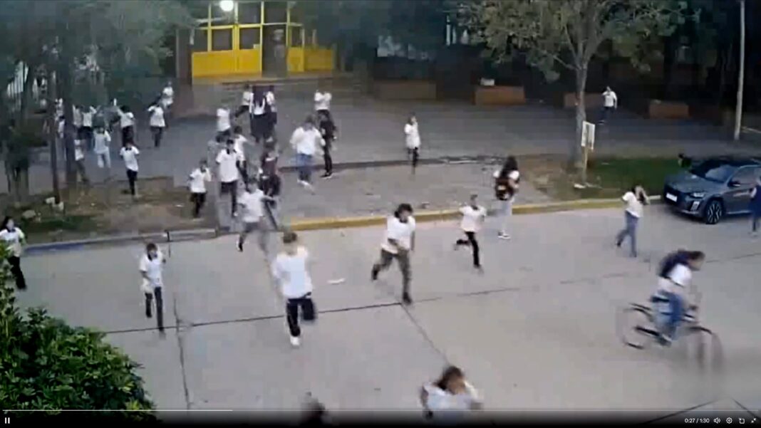 Alumnos en un aula de una escuela chaqueña, participando de una actividad grupal.
