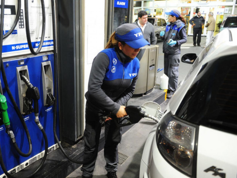 Ilustración de una bomba de combustible con el símbolo de bioetanol y un porcentaje del 15%