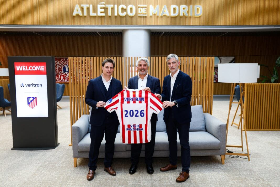 Logotipo de Veritran junto a los escudos del Atlético de Madrid y el Manchester City, representando la alianza tecnológica.
